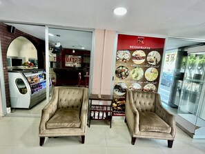 S'hi serveixen esmorzars, dinars i sopars