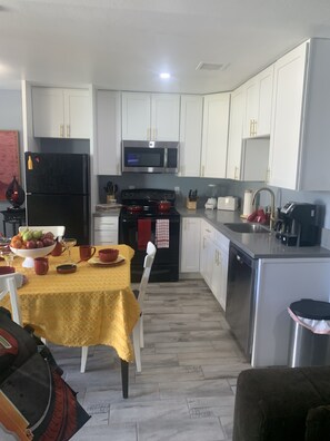 Een koelkast, een microgolfoven, een oven, een kookplaat