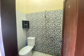 Quarto casal luxo | Banheiro | Chuveiro, toalhas de banho, papel higiênico 