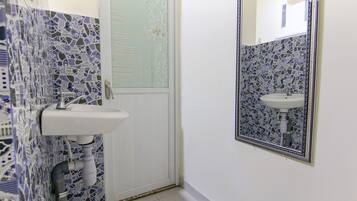 Phòng đôi Tiêu chuẩn | Phòng tắm | Buồng tắm vòi sen, khăn tắm