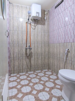 Deluxe Double Room | Bilik Mandi | Pancuran mandi, tuala disediakan 