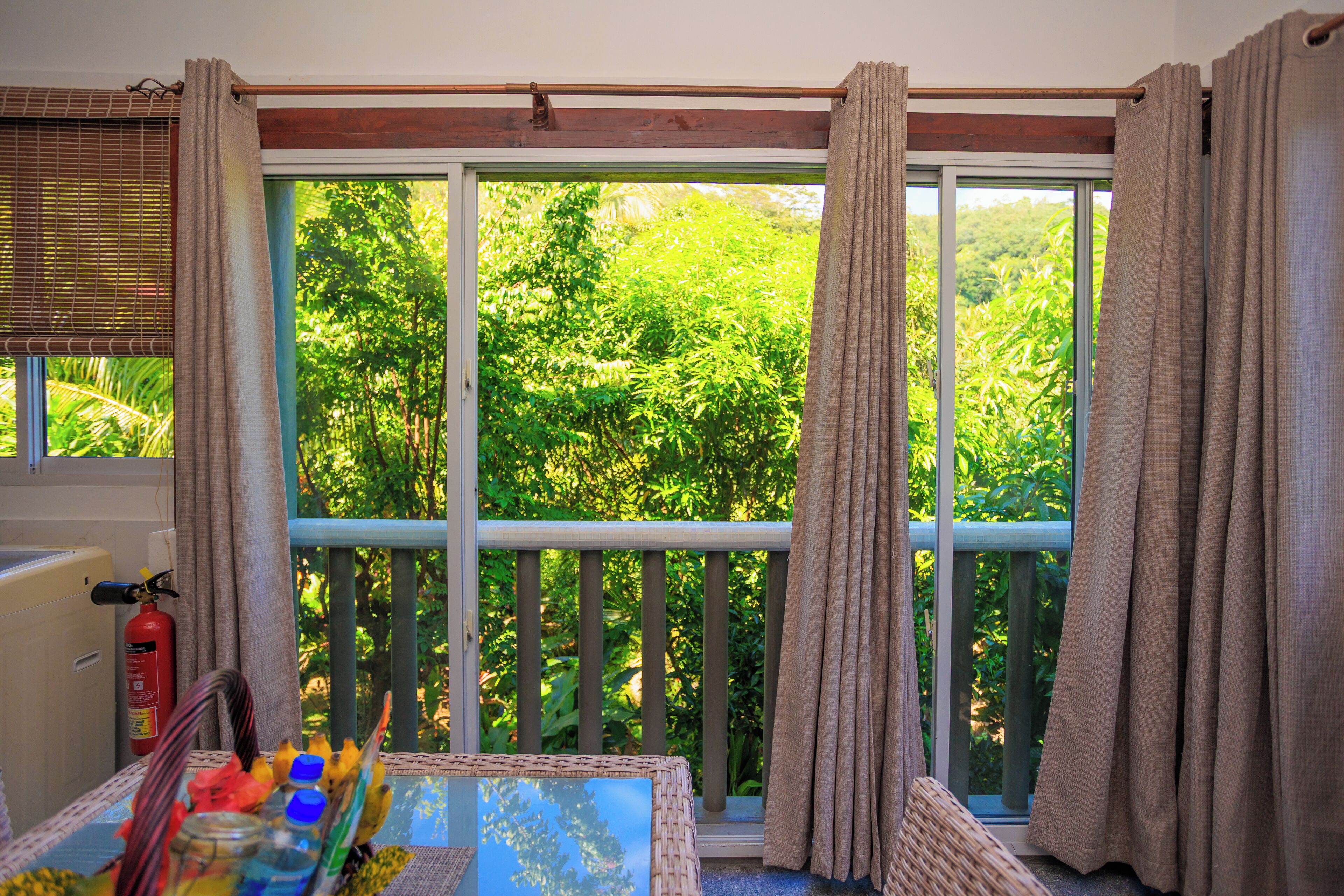 Comfort Double Room | Living area | 42-inch flat-screen TV with cable channels, TV