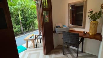 Kamar Double Comfort | Minibar, brankas, didekorasi berbeda-beda, dan setrika/meja setrika