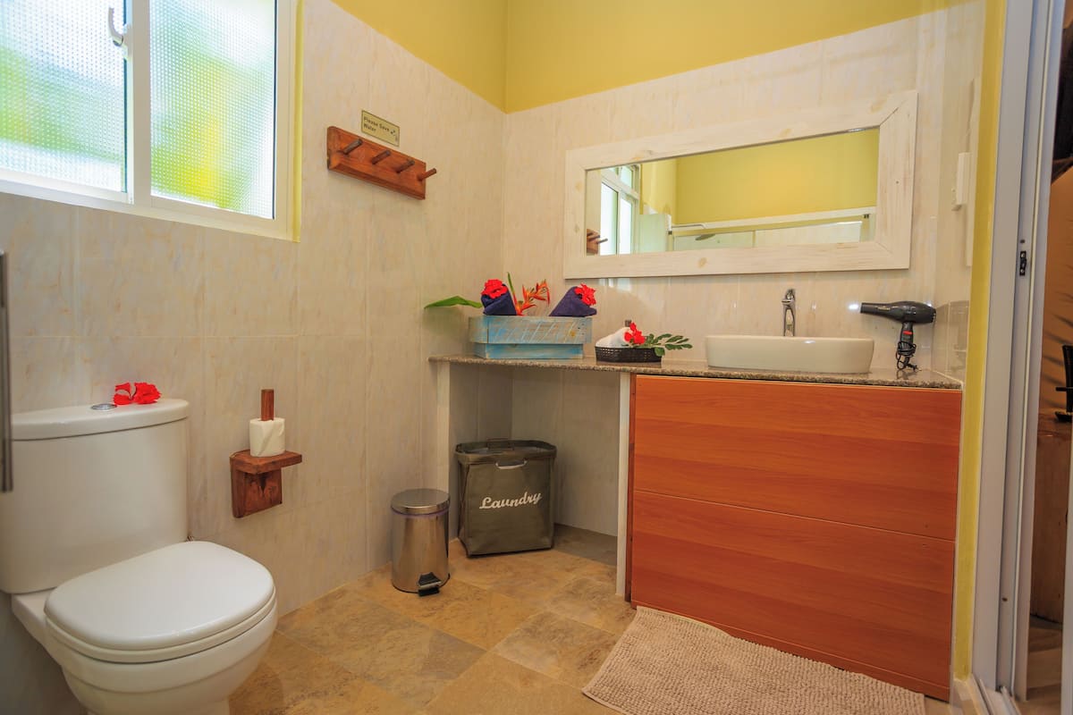 Comfort Double Room | Bathroom | Shower, rainfall showerhead, free toiletries, hair dryer