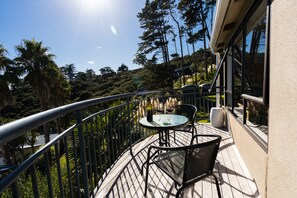 Outdoor dining - Palm Beach -SupaCute Character Cottage, SKY TV, and Wifi (Waiheke Island)