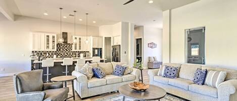 Una Smart TV, una chimenea, videojuegos, una mesa de tenis de mesa