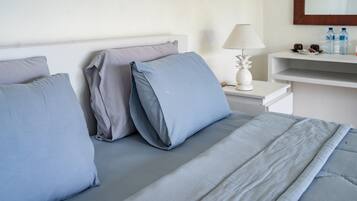 1 dormitorio, tabla de planchar con plancha, wifi y ropa de cama