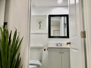 Toallas, jabón, shampoo, papel de baño