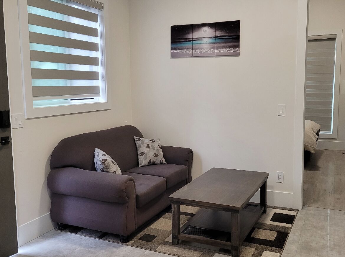 Contemporary couple’s getaway w/ separate entrance