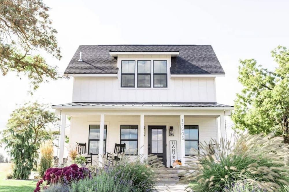 Ivory and Oak a Greenbluff Home