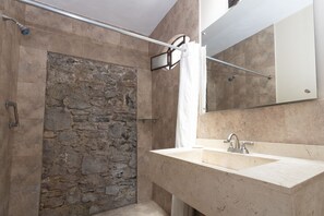 Deluxe Double Room | Bathroom | Shower, hair dryer, towels, soap - Collection O Cachito Mio (San Pedro Cholula)