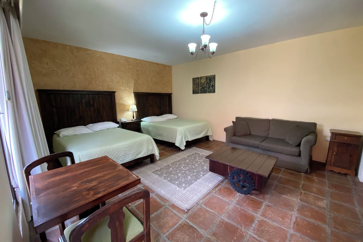 Habitación estándar, 2 camas matrimoniales | Escritorio, insonorización y tabla de planchar con plancha