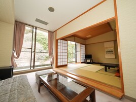 Habitación cuádruple estándar, no fumadores, vistas a la montaña | Caja fuerte y wifi gratis