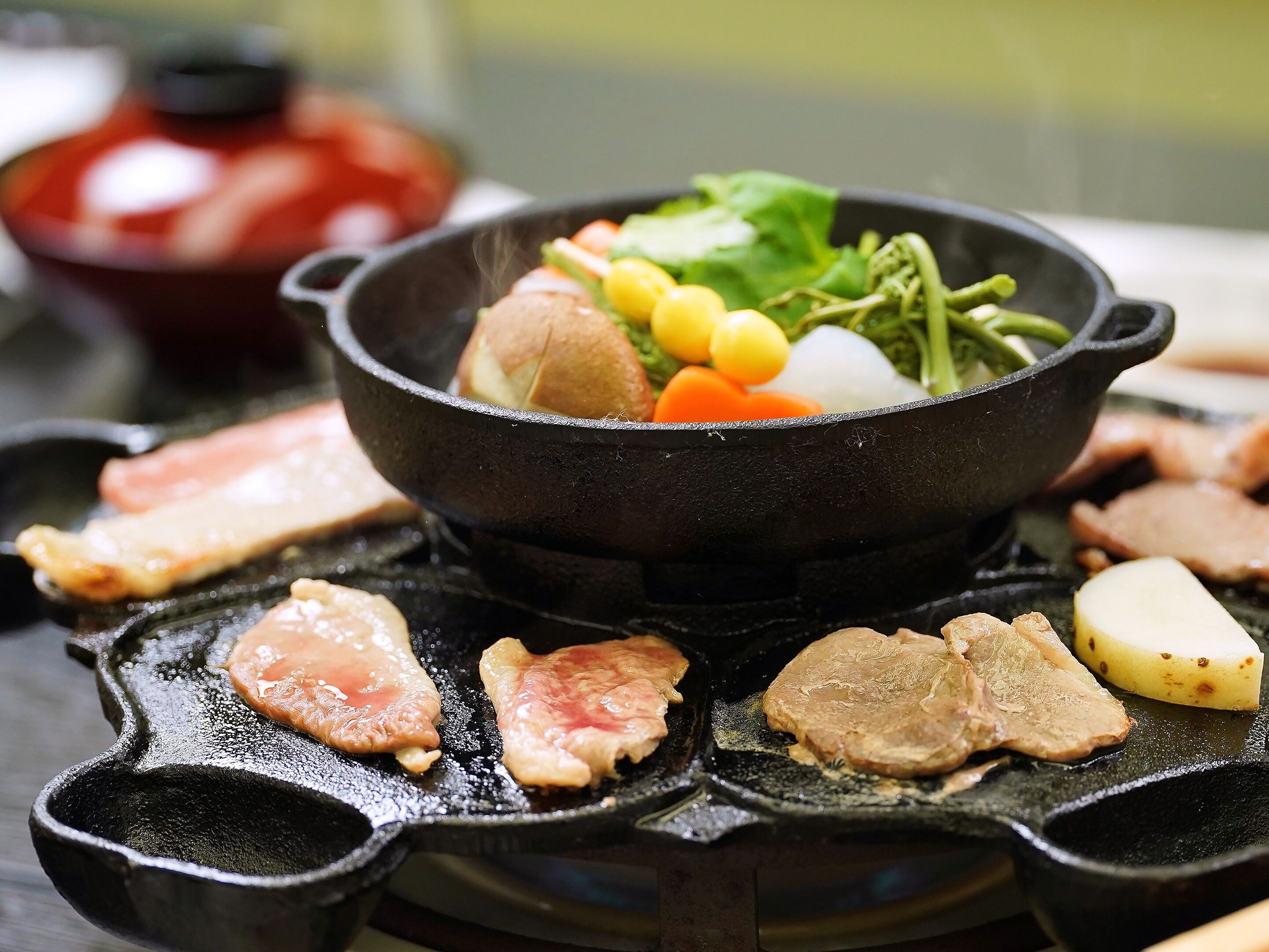Um pote quente com diversos tipos de carne e legumes.