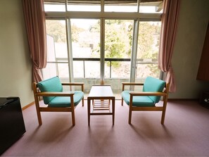 Habitación cuádruple económica, no fumadores, vistas a la montaña | Caja fuerte y wifi gratis