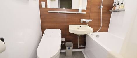 Et moderne badeværelse med toilet, vask og badekar.