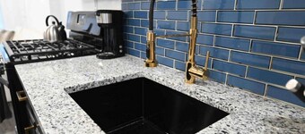 Renovated 2 bedroom entire apartment w/parking