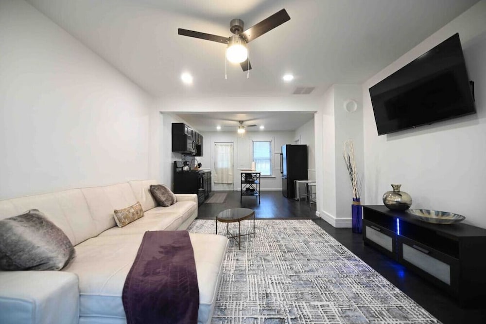 Renovated 2 bedroom entire apartment w/parking
