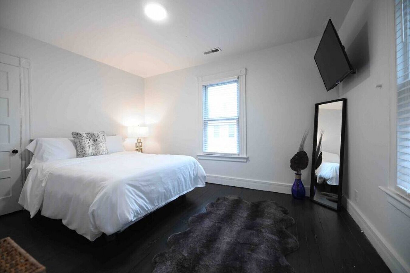 Renovated 2 bedroom entire apartment w/parking