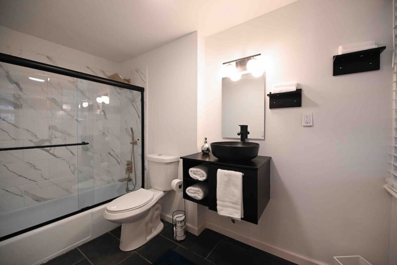 Renovated 2 bedroom entire apartment w/parking