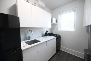 Kjøleskap, mikrobølgeovn, ovn og kokeplater