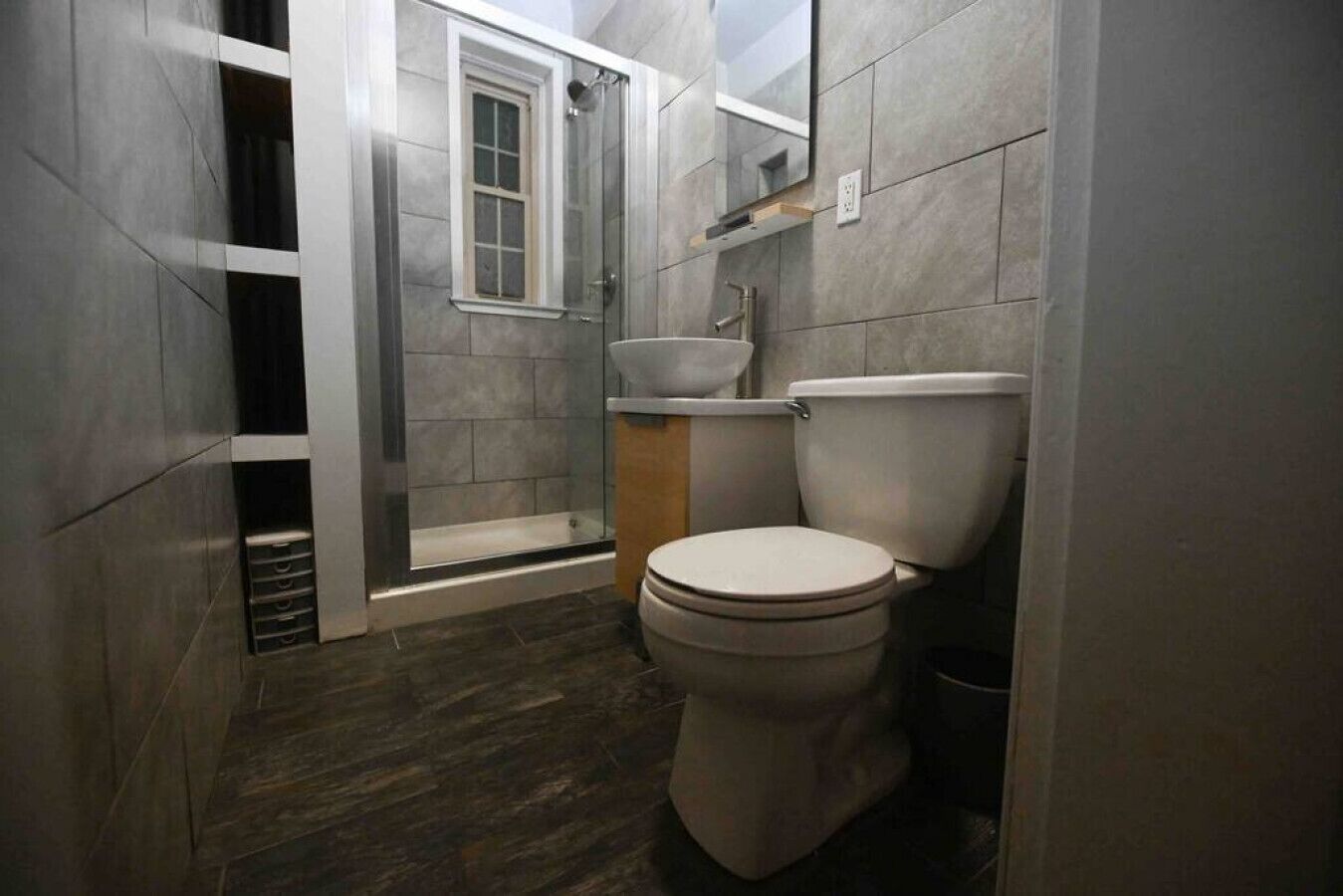 Une salle de bain moderne équipée d’une douche, de toilettes et d’un lavabo.