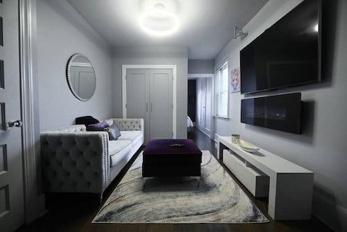 59 Rennell St, Bridgeport · Lovely 1 bedroom cozy modern apartment w/75” 4K TV