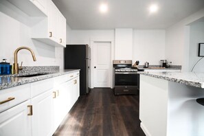 Jääkaappi, uuni, liesi, kahvin-/teenkeitin