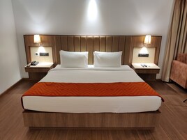 Luxury Room | In-room safe, iron/ironing board, free WiFi, bed sheets