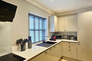 Microwave, dishwasher, coffee/tea maker - No.5 - The Philog by Switchback Stays (Cardiff)