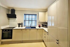 Microwave, dishwasher, coffee/tea maker - No.5 - The Philog by Switchback Stays (Cardiff)