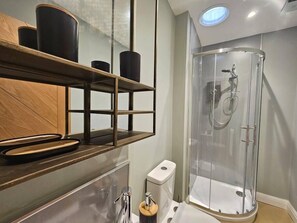 Shower - No.5 - The Philog by Switchback Stays (Cardiff)