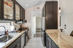 Refrigerador, microondas, horno y parrilla de estufa 