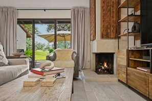 Smart TV, fireplace, books, streaming services