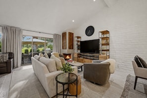 Smart TV, fireplace, books, streaming services