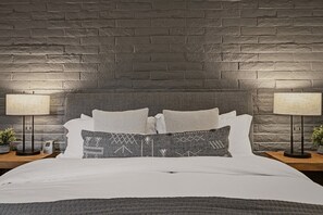 2 bedrooms, desk, iron/ironing board, travel cot - Scenic Fairway Stay | BBQ + Firepit (Napa)