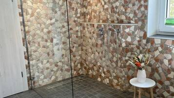 Haartrockner, Handtücher, Seife, Toilettenpapier