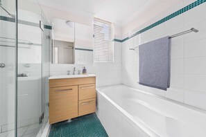 Badewanne, Haartrockner, Handtücher