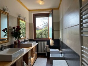 Shower, hair dryer, bidet, towels - Villa Emma with breathtaking views of Lake Como (Cremia)