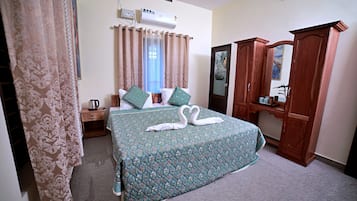 Deluxe Double Room | Individually decorated, free WiFi, bed sheets