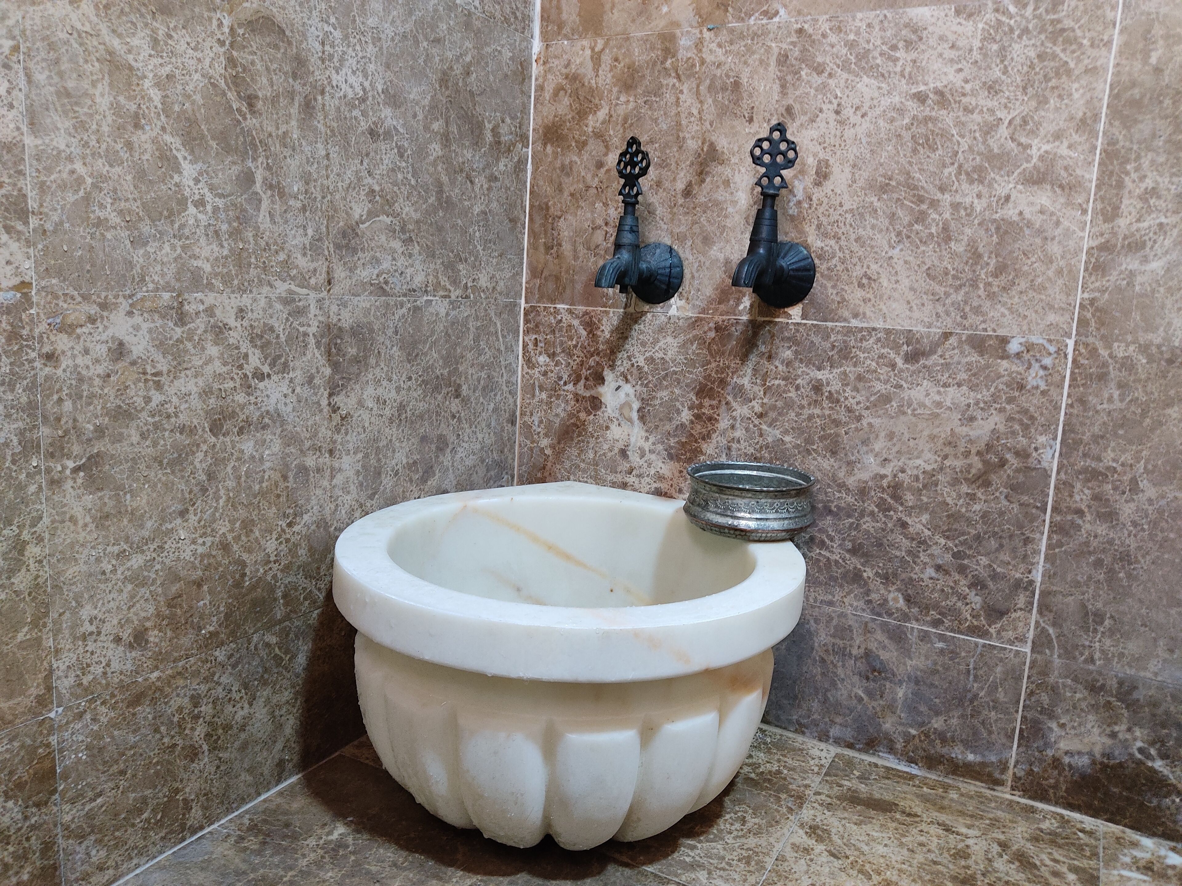 A 200-year-old stone house in the center of the historic cıty