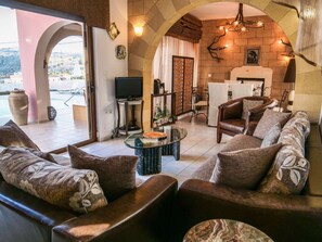 TV, peis, DVD-spiller og stereoanlegg