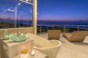 Luxury Studio Suite, 1 Bedroom, Ocean View | Bathroom