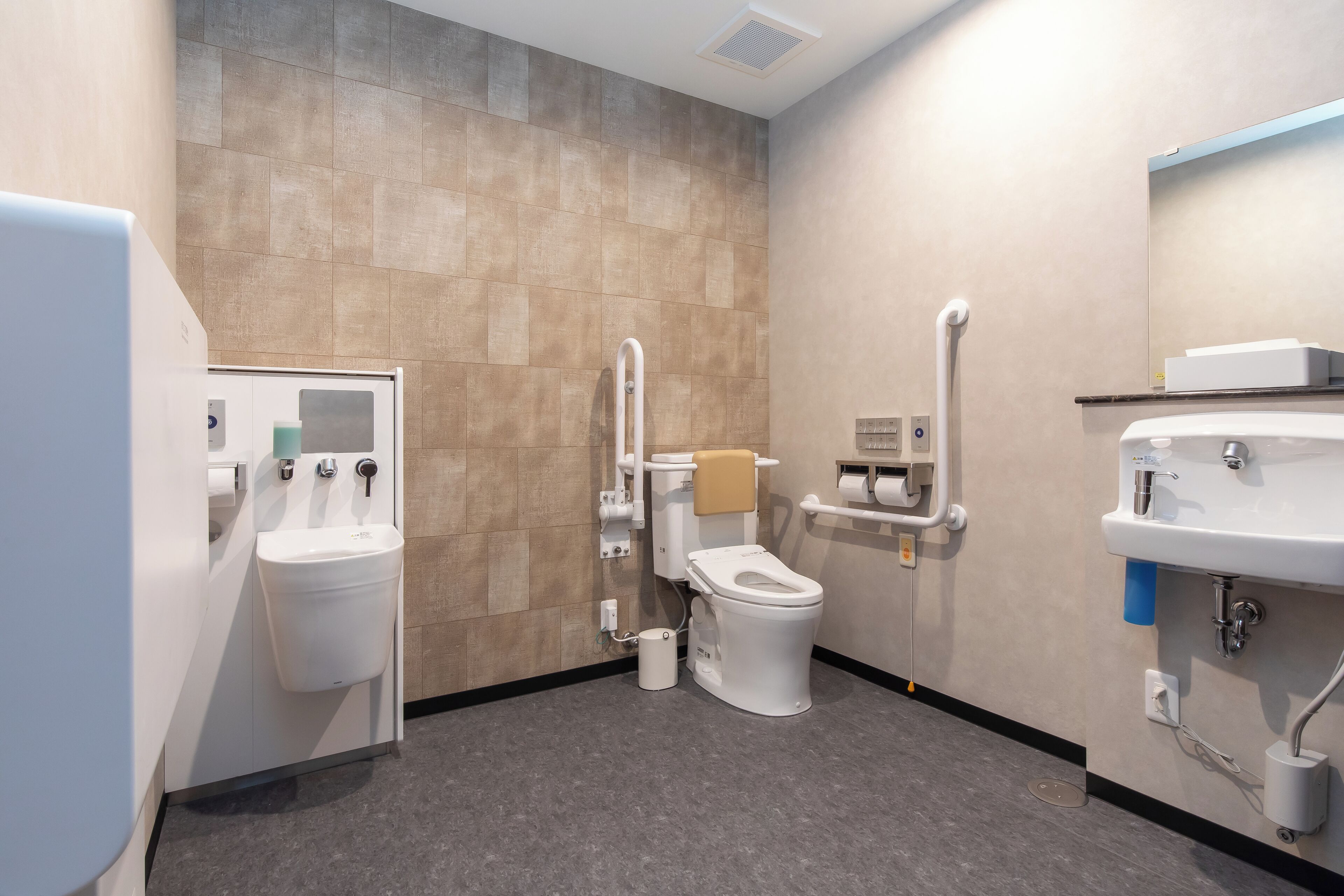 Un baño moderno con inodoro, bidé y lavamanos.