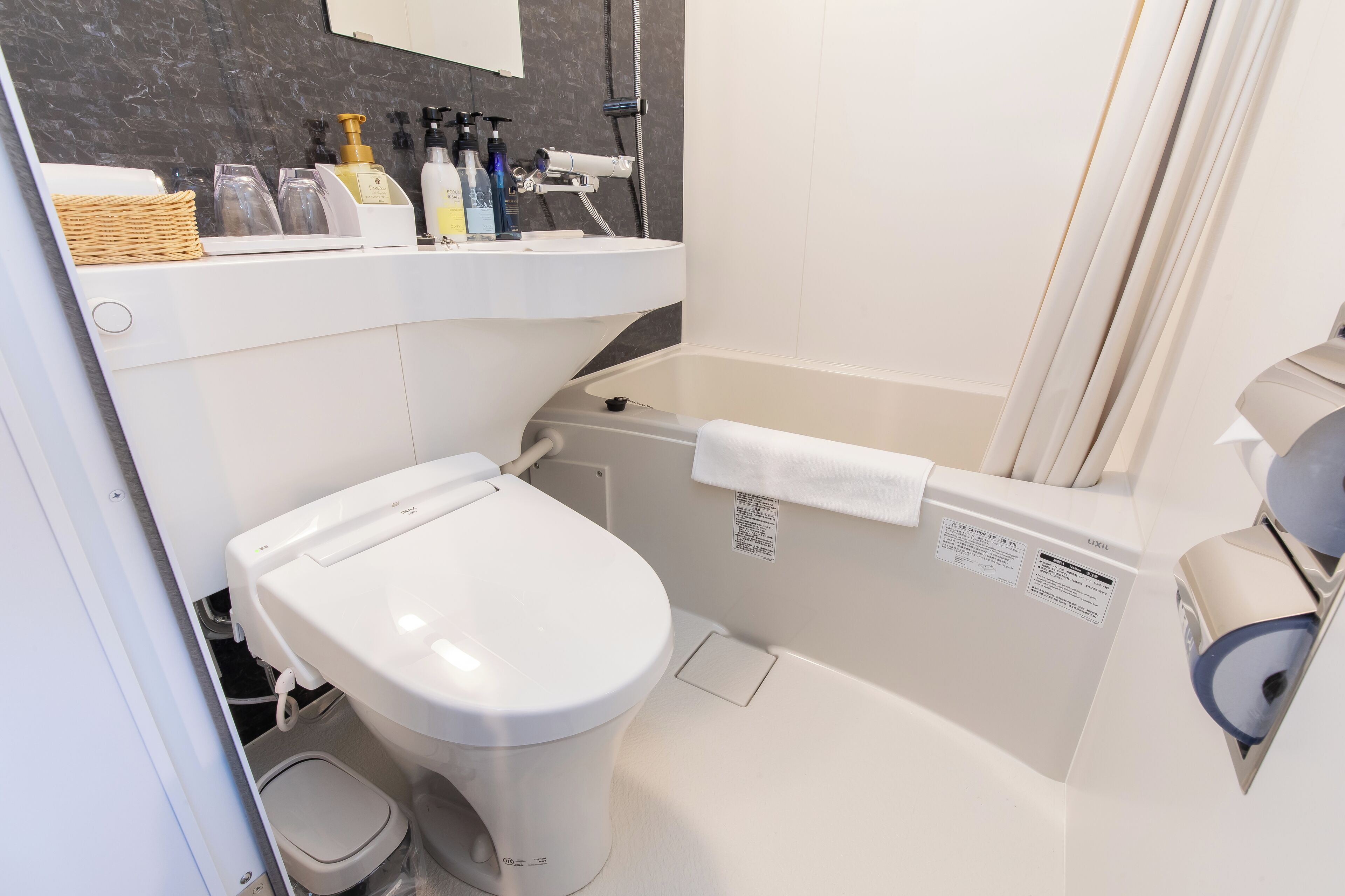 Combined shower/bathtub, towels