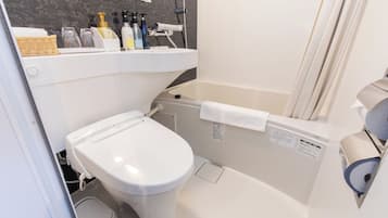 Combined shower/bathtub, towels
