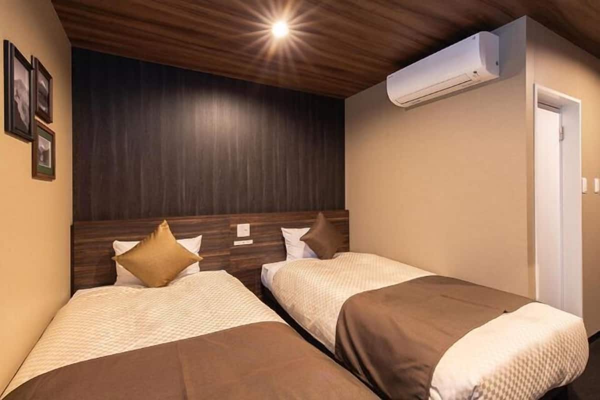 Een bureau, gratis wifi, beddengoed
