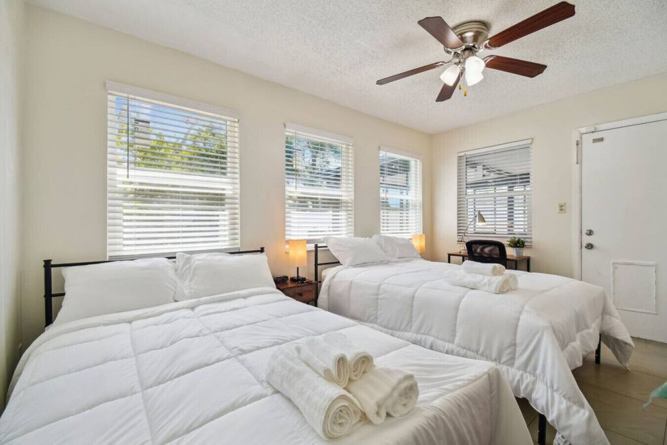 3 bedrooms, desk, iron/ironing board, travel crib