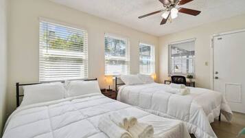 3 slaapkamers, een bureau, een strijkplank/strijkijzer, reisbedje