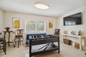 Game room - Weeki Wachee Getaway | King Bed & Huge Yard (Spring Hill)